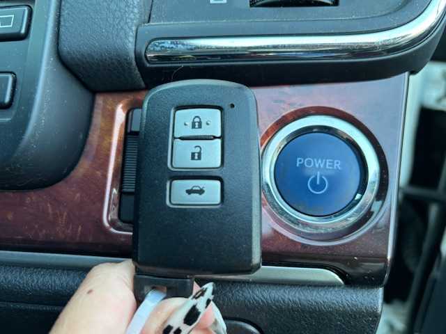 トヨタ クラウン マジェスタ Fバージョン 宮城県 2016(平28)年 8.1万km ホワイトパールクリスタルシャイン 登録時走行距離80593km/純正SDナビ/Bluetooth・CD・TV・AM・FM/クリアランスソナー/ブラインドスポットモニター/シートメモリー/センターコンソール/ドライブレコーダー/ETC2.0/クルーズコントロール/パワーシート（D＋N席）/シートヒーター（D＋N席）/エアシート（D+N席）/フォグランプ/イージークローザートランク/純正アルミホイール/ドアバイザー/純正フロアマット/電動格納ミラー