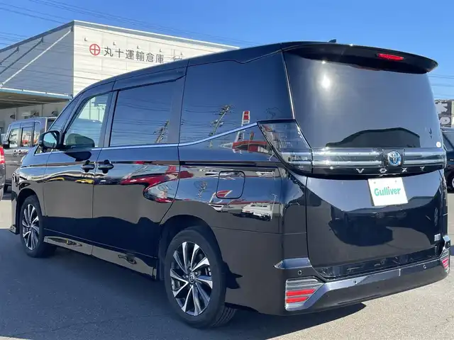 トヨタ ヴォクシー ハイブリッド S－Z 岡山県 2022(令4)年 3.5万km アティチュードブラックマイカ 登録時走行距離34114km/純正10.5インチディスプレイオーディオ/フルセグTV(AM/FM/CD/DVD/Bluetooth/HDMI)/純正14インチフリップダウンモニター/バックカメラ/両側パワースライドドア/ドライブレコーダー/ビルトインETC2.0/D/N席シートヒーター/USB端子/トヨタセーフティセンス/・レーダークルーズコントロール/・プリクラッシュセーフティ/・オートマチックハイビーム/・レーンキープアシスト/AC100V電源/純正フロアマット/17インチ純正AW