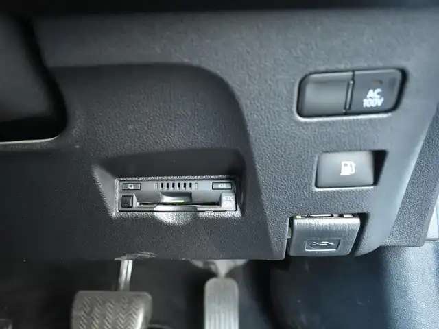 トヨタ プリウス Sツーリングセレクション 神奈川県 2020(令2)年 5.6万km プラチナホワイトパールマイカ ドラレコ前後/TVキャンセラー/CD/Bluetooth/フルセグテレビ/バックカメラ/レーダークルーズコントロール/シートヒーター前席/ETC2.0/LEDヘッドライト/衝突軽減ブレーキ/レーンキープアシスト/社外フロアマット/ドアバイザー/ワンオーナー/保証書/取説ナビ説/スペアスマートキー/記録簿（R3 4 5 6 7）