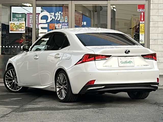 レクサス ＩＳ 300h バージョンL 岩手県 2019(令1)年 3.8万km ソニッククォーツ 4WD /Fスポーツグリル/(純正グリル有)/サンルーフ /黒革シート /純正ナビ/フルセグTV走行中視聴不可 /バックカメラ/ビルトインETC /前席パワーシート /前席シートヒーター/前席シートベンチレーション/ステアリングヒーター /レーダークルコン/衝突軽減装置/パーキングソナー/パドルシフト/革巻きステアリング/ナビステアリングスイッチ/オートライト/オートハイビーム/BSM/リアサンシェード/社外360度ドラレコ/スマートキー×2/カードキー/純正エンジンスターター/ドアバイザー/フロアマット/保証書　取説　ナビ取説