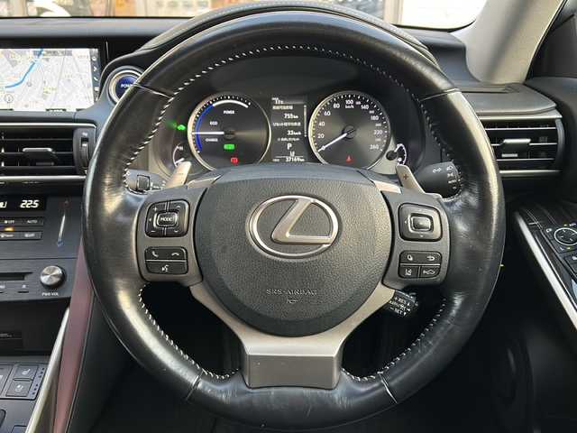 レクサス ＩＳ 300h バージョンL 岩手県 2019(令1)年 3.8万km ソニッククォーツ 4WD /Fスポーツグリル/(純正グリル有)/サンルーフ /黒革シート /純正ナビ/フルセグTV走行中視聴不可 /バックカメラ/ビルトインETC /前席パワーシート /前席シートヒーター/前席シートベンチレーション/ステアリングヒーター /レーダークルコン/衝突軽減装置/パーキングソナー/パドルシフト/革巻きステアリング/ナビステアリングスイッチ/オートライト/オートハイビーム/BSM/リアサンシェード/社外360度ドラレコ/スマートキー×2/カードキー/純正エンジンスターター/ドアバイザー/フロアマット/保証書　取説　ナビ取説