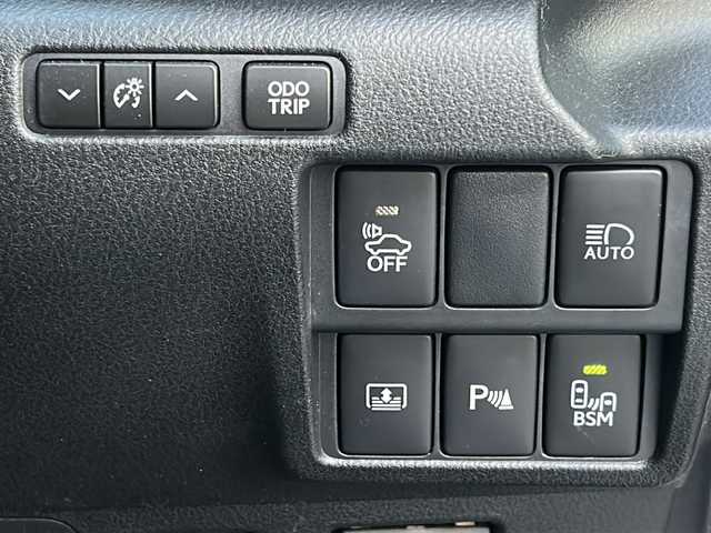 レクサス ＩＳ 300h バージョンL 岩手県 2019(令1)年 3.8万km ソニッククォーツ 4WD /Fスポーツグリル/(純正グリル有)/サンルーフ /黒革シート /純正ナビ/フルセグTV走行中視聴不可 /バックカメラ/ビルトインETC /前席パワーシート /前席シートヒーター/前席シートベンチレーション/ステアリングヒーター /レーダークルコン/衝突軽減装置/パーキングソナー/パドルシフト/革巻きステアリング/ナビステアリングスイッチ/オートライト/オートハイビーム/BSM/リアサンシェード/社外360度ドラレコ/スマートキー×2/カードキー/純正エンジンスターター/ドアバイザー/フロアマット/保証書　取説　ナビ取説