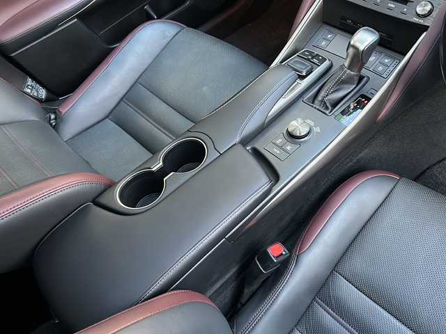 レクサス ＩＳ 300h バージョンL 岩手県 2019(令1)年 3.8万km ソニッククォーツ 4WD /Fスポーツグリル/(純正グリル有)/サンルーフ /黒革シート /純正ナビ/フルセグTV走行中視聴不可 /バックカメラ/ビルトインETC /前席パワーシート /前席シートヒーター/前席シートベンチレーション/ステアリングヒーター /レーダークルコン/衝突軽減装置/パーキングソナー/パドルシフト/革巻きステアリング/ナビステアリングスイッチ/オートライト/オートハイビーム/BSM/リアサンシェード/社外360度ドラレコ/スマートキー×2/カードキー/純正エンジンスターター/ドアバイザー/フロアマット/保証書　取説　ナビ取説