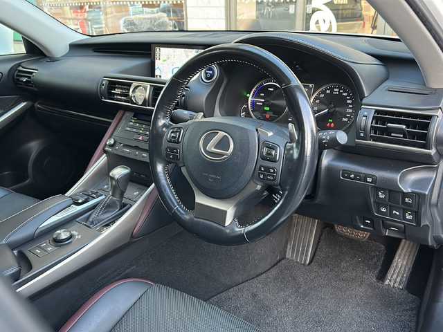レクサス ＩＳ 300h バージョンL 岩手県 2019(令1)年 3.8万km ソニッククォーツ 4WD /Fスポーツグリル/(純正グリル有)/サンルーフ /黒革シート /純正ナビ/フルセグTV走行中視聴不可 /バックカメラ/ビルトインETC /前席パワーシート /前席シートヒーター/前席シートベンチレーション/ステアリングヒーター /レーダークルコン/衝突軽減装置/パーキングソナー/パドルシフト/革巻きステアリング/ナビステアリングスイッチ/オートライト/オートハイビーム/BSM/リアサンシェード/社外360度ドラレコ/スマートキー×2/カードキー/純正エンジンスターター/ドアバイザー/フロアマット/保証書　取説　ナビ取説
