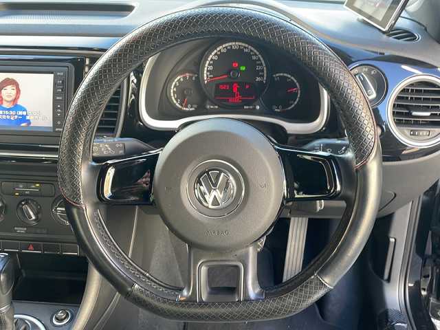 フォルクスワーゲン ザ・ビートル デザイン 宮崎県 2013(平25)年 8.6万km ディープブラックパールエフェクト ・クルーズコントロール　/・Bluetooth/・スペアキー/・スマートキー/・ETC/・電動格納ミラー/・純正SDナビ/・フルセグTV/・MTモード付AT/・純正HDDナビ/・純正フロアマット/・純正アルミホイール/・横滑り防止装置/・ミュージックプレイヤー　AUX/・シガーソケット