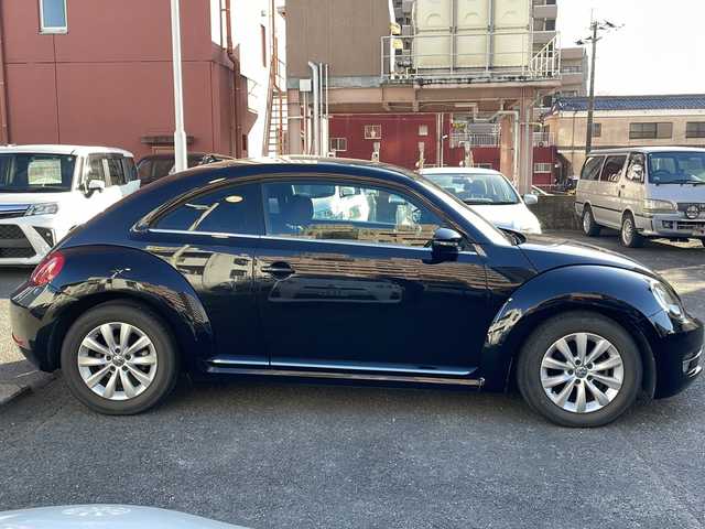 フォルクスワーゲン ザ・ビートル デザイン 宮崎県 2013(平25)年 8.6万km ディープブラックパールエフェクト ・クルーズコントロール　/・Bluetooth/・スペアキー/・スマートキー/・ETC/・電動格納ミラー/・純正SDナビ/・フルセグTV/・MTモード付AT/・純正HDDナビ/・純正フロアマット/・純正アルミホイール/・横滑り防止装置/・ミュージックプレイヤー　AUX/・シガーソケット