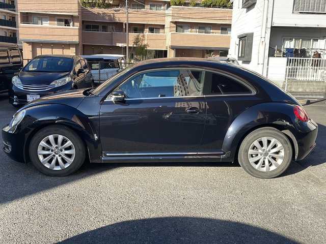 フォルクスワーゲン ザ・ビートル デザイン 宮崎県 2013(平25)年 8.6万km ディープブラックパールエフェクト ・クルーズコントロール　/・Bluetooth/・スペアキー/・スマートキー/・ETC/・電動格納ミラー/・純正SDナビ/・フルセグTV/・MTモード付AT/・純正HDDナビ/・純正フロアマット/・純正アルミホイール/・横滑り防止装置/・ミュージックプレイヤー　AUX/・シガーソケット