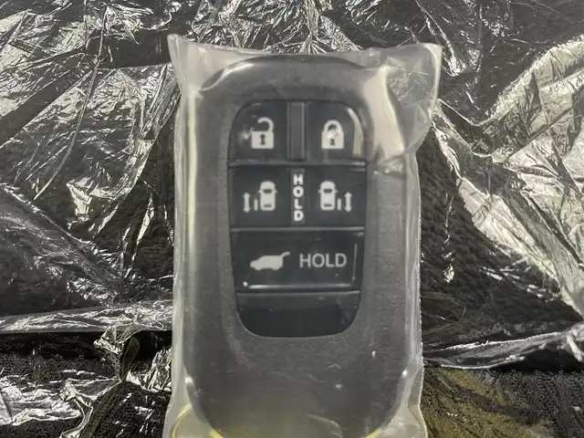 ホンダ ステップワゴン スパーダ eHEV 熊本県 2025(令7)年 0.1千km クリスタルブラックパール 登録済未使用車/純正１１．４インチナビLXM-247VFLi（ＡｐｐｌＣａｒＰｌａｙ・ＡｎｄｒｏｉｄＡｕｔｏ・ＢＴ・フルセグ・ＵＳＢ）/純正15.6インチフリップダウンモニターVM-231FE　/バックカメラ/ホンダセンシング/アダブティブクルーズコントロール/衝突軽減ブレーキ/レーンキープアシスト/ブラインドスポットモニター/アイドリングストップ/横滑り防止/パーキングアシスト/両側パワースライドドア　/前席シートヒーター /パワーバックドア/前後クリアランスソナー/ブレーキホールド/ハーフレザーシート/純正16インチAW/オートライト/オートマチックハイビーム/LEDヘッドライト/フォグライト/スマートキー/プッシュスタート/スペアキー1本/保証書/取扱説明書