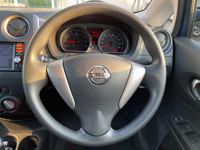 日産 ノート X FOUR 道央・札幌 2015(平27)年 7.6万km シャイニングブルー ・４WD/・衝突軽減ブレーキ/・純正ナビ/　CD＆USB＆TV/・バックカメラ/・レーンキープアシスト/・プッシュスタート/・スマートキー/・電動格納ミラー/・社外AW＆冬タイヤ積込/・純正フロアマット/・ドアバイザー/・ウィンカーミラー/・スペアキー