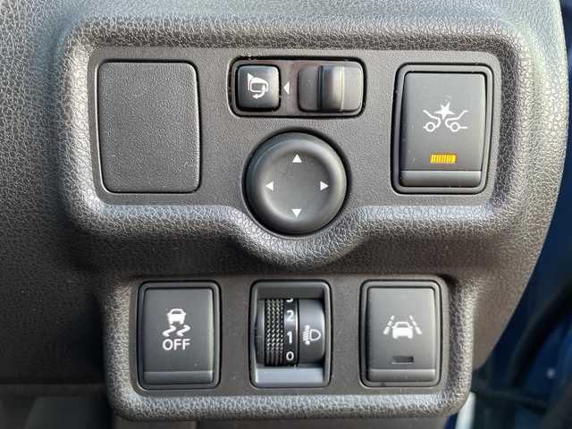 日産 ノート X FOUR 道央・札幌 2015(平27)年 7.6万km シャイニングブルー ・４WD/・衝突軽減ブレーキ/・純正ナビ/　CD＆USB＆TV/・バックカメラ/・レーンキープアシスト/・プッシュスタート/・スマートキー/・電動格納ミラー/・社外AW＆冬タイヤ積込/・純正フロアマット/・ドアバイザー/・ウィンカーミラー/・スペアキー