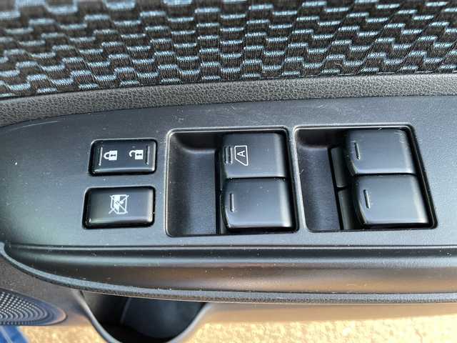 日産 ノート X FOUR 道央・札幌 2015(平27)年 7.6万km シャイニングブルー ・４WD/・衝突軽減ブレーキ/・純正ナビ/　CD＆USB＆TV/・バックカメラ/・レーンキープアシスト/・プッシュスタート/・スマートキー/・電動格納ミラー/・社外AW＆冬タイヤ積込/・純正フロアマット/・ドアバイザー/・ウィンカーミラー/・スペアキー