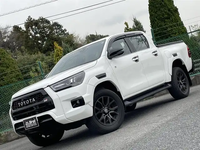 トヨタ ハイラックス Z GRスポーツ 千葉県 2023(令5)年 1万km スーパーホワイトⅡ 4WD/純正メモリナビ/ (Bluetooth/USB/Apple car play)/パノラミックビューモニター/ETC2.0/前方ドライブレコーダー/ハーフレザーシート/D席パワーシート/TOYOTA Safety Sense/・レーダークルーズ コントロール/・プリクラッシュセーフティ/・レーントレーシングアシスト/・レーンディパーチャーアラート/・ロードサインアシスト/・先行車発進告知機能/・オートマチックハイビーム/ダウンヒルアシストコントロール/センターデフロック/横滑り防止機能/純正18インチアルミホイール/スマートキー/純正LEDヘッドライト/パドルシフト/スペアキー1本/保証書/取扱説明書