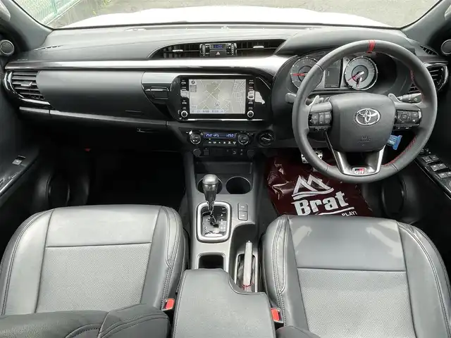 トヨタ ハイラックス Z GRスポーツ 千葉県 2023(令5)年 1万km スーパーホワイトⅡ 4WD/純正メモリナビ/ (Bluetooth/USB/Apple car play)/パノラミックビューモニター/ETC2.0/前方ドライブレコーダー/ハーフレザーシート/D席パワーシート/TOYOTA Safety Sense/・レーダークルーズ コントロール/・プリクラッシュセーフティ/・レーントレーシングアシスト/・レーンディパーチャーアラート/・ロードサインアシスト/・先行車発進告知機能/・オートマチックハイビーム/ダウンヒルアシストコントロール/センターデフロック/横滑り防止機能/純正18インチアルミホイール/スマートキー/純正LEDヘッドライト/パドルシフト/スペアキー1本/保証書/取扱説明書