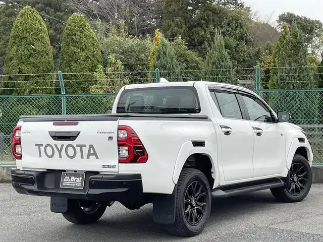 トヨタ ハイラックス Z GRスポーツ 千葉県 2023(令5)年 1万km スーパーホワイトⅡ 4WD/純正メモリナビ/ (Bluetooth/USB/Apple car play)/パノラミックビューモニター/ETC2.0/前方ドライブレコーダー/ハーフレザーシート/D席パワーシート/TOYOTA Safety Sense/・レーダークルーズ コントロール/・プリクラッシュセーフティ/・レーントレーシングアシスト/・レーンディパーチャーアラート/・ロードサインアシスト/・先行車発進告知機能/・オートマチックハイビーム/ダウンヒルアシストコントロール/センターデフロック/横滑り防止機能/純正18インチアルミホイール/スマートキー/純正LEDヘッドライト/パドルシフト/スペアキー1本/保証書/取扱説明書