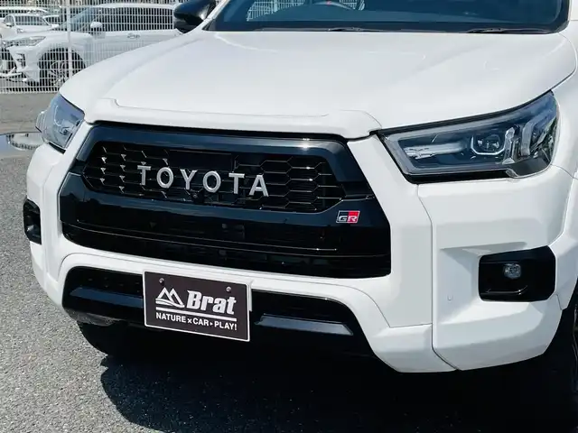 トヨタ ハイラックス Z GRスポーツ 千葉県 2023(令5)年 1万km スーパーホワイトⅡ 4WD/純正メモリナビ/ (Bluetooth/USB/Apple car play)/パノラミックビューモニター/ETC2.0/前方ドライブレコーダー/ハーフレザーシート/D席パワーシート/TOYOTA Safety Sense/・レーダークルーズ コントロール/・プリクラッシュセーフティ/・レーントレーシングアシスト/・レーンディパーチャーアラート/・ロードサインアシスト/・先行車発進告知機能/・オートマチックハイビーム/ダウンヒルアシストコントロール/センターデフロック/横滑り防止機能/純正18インチアルミホイール/スマートキー/純正LEDヘッドライト/パドルシフト/スペアキー1本/保証書/取扱説明書