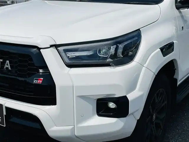 トヨタ ハイラックス Z GRスポーツ 千葉県 2023(令5)年 1万km スーパーホワイトⅡ 4WD/純正メモリナビ/ (Bluetooth/USB/Apple car play)/パノラミックビューモニター/ETC2.0/前方ドライブレコーダー/ハーフレザーシート/D席パワーシート/TOYOTA Safety Sense/・レーダークルーズ コントロール/・プリクラッシュセーフティ/・レーントレーシングアシスト/・レーンディパーチャーアラート/・ロードサインアシスト/・先行車発進告知機能/・オートマチックハイビーム/ダウンヒルアシストコントロール/センターデフロック/横滑り防止機能/純正18インチアルミホイール/スマートキー/純正LEDヘッドライト/パドルシフト/スペアキー1本/保証書/取扱説明書