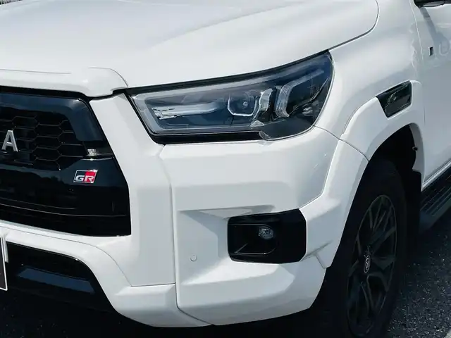 トヨタ ハイラックス Z GRスポーツ 千葉県 2023(令5)年 1万km スーパーホワイトⅡ 4WD/純正メモリナビ/ (Bluetooth/USB/Apple car play)/パノラミックビューモニター/ETC2.0/前方ドライブレコーダー/ハーフレザーシート/D席パワーシート/TOYOTA Safety Sense/・レーダークルーズ コントロール/・プリクラッシュセーフティ/・レーントレーシングアシスト/・レーンディパーチャーアラート/・ロードサインアシスト/・先行車発進告知機能/・オートマチックハイビーム/ダウンヒルアシストコントロール/センターデフロック/横滑り防止機能/純正18インチアルミホイール/スマートキー/純正LEDヘッドライト/パドルシフト/スペアキー1本/保証書/取扱説明書