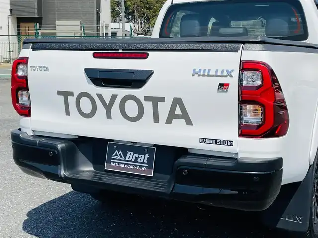 トヨタ ハイラックス Z GRスポーツ 千葉県 2023(令5)年 1万km スーパーホワイトⅡ 4WD/純正メモリナビ/ (Bluetooth/USB/Apple car play)/パノラミックビューモニター/ETC2.0/前方ドライブレコーダー/ハーフレザーシート/D席パワーシート/TOYOTA Safety Sense/・レーダークルーズ コントロール/・プリクラッシュセーフティ/・レーントレーシングアシスト/・レーンディパーチャーアラート/・ロードサインアシスト/・先行車発進告知機能/・オートマチックハイビーム/ダウンヒルアシストコントロール/センターデフロック/横滑り防止機能/純正18インチアルミホイール/スマートキー/純正LEDヘッドライト/パドルシフト/スペアキー1本/保証書/取扱説明書