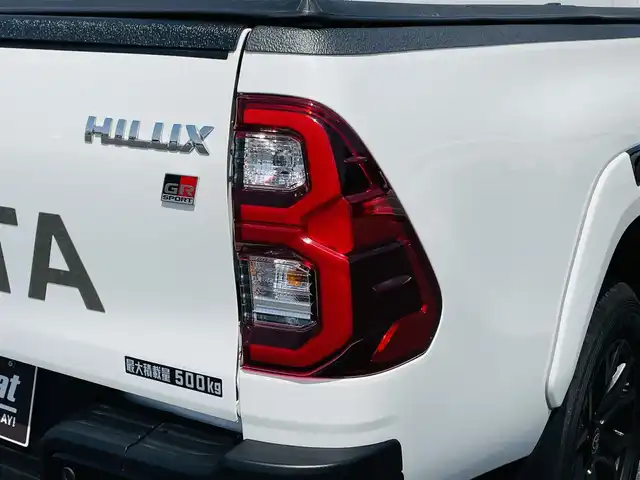 トヨタ ハイラックス Z GRスポーツ 千葉県 2023(令5)年 1万km スーパーホワイトⅡ 4WD/純正メモリナビ/ (Bluetooth/USB/Apple car play)/パノラミックビューモニター/ETC2.0/前方ドライブレコーダー/ハーフレザーシート/D席パワーシート/TOYOTA Safety Sense/・レーダークルーズ コントロール/・プリクラッシュセーフティ/・レーントレーシングアシスト/・レーンディパーチャーアラート/・ロードサインアシスト/・先行車発進告知機能/・オートマチックハイビーム/ダウンヒルアシストコントロール/センターデフロック/横滑り防止機能/純正18インチアルミホイール/スマートキー/純正LEDヘッドライト/パドルシフト/スペアキー1本/保証書/取扱説明書