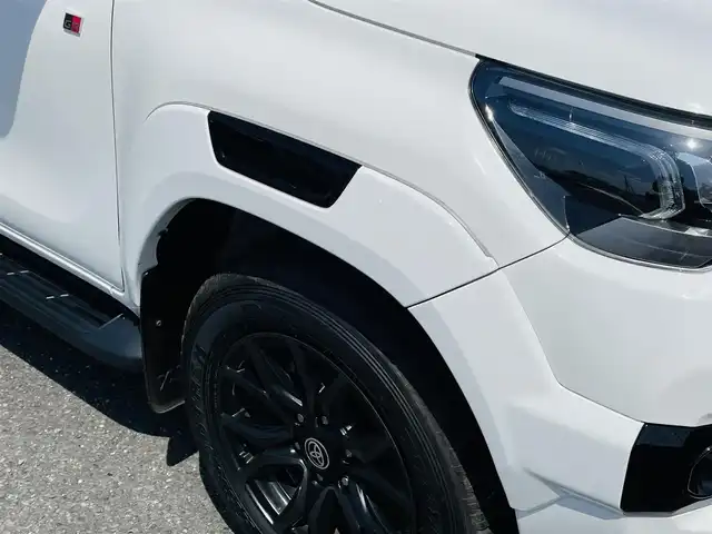 トヨタ ハイラックス Z GRスポーツ 千葉県 2023(令5)年 1万km スーパーホワイトⅡ 4WD/純正メモリナビ/ (Bluetooth/USB/Apple car play)/パノラミックビューモニター/ETC2.0/前方ドライブレコーダー/ハーフレザーシート/D席パワーシート/TOYOTA Safety Sense/・レーダークルーズ コントロール/・プリクラッシュセーフティ/・レーントレーシングアシスト/・レーンディパーチャーアラート/・ロードサインアシスト/・先行車発進告知機能/・オートマチックハイビーム/ダウンヒルアシストコントロール/センターデフロック/横滑り防止機能/純正18インチアルミホイール/スマートキー/純正LEDヘッドライト/パドルシフト/スペアキー1本/保証書/取扱説明書