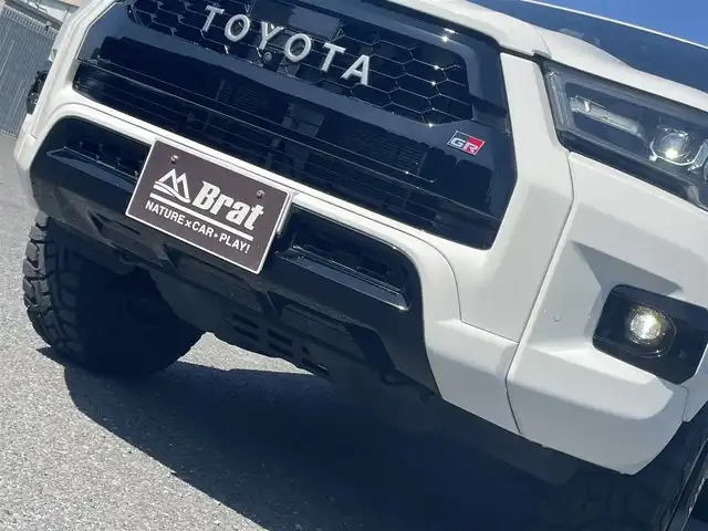 トヨタ ハイラックス Z GRスポーツ 千葉県 2023(令5)年 1万km スーパーホワイトⅡ １．５インチリフトアップ/新品ＴＯＹＯ　Ｒ／Ｔタイヤ/新品ＫＭＣ１７インチアルミ/ＪＡＯＳインナーフェンダー/4WD/純正メモリナビ/ (Bluetooth/USB/Apple car play)/パノラミックビューモニター/ETC2.0/前方ドライブレコーダー/ハーフレザーシート/D席パワーシート/TOYOTA Safety Sense/・レーダークルーズ コントロール/・プリクラッシュセーフティ/・レーントレーシングアシスト/・レーンディパーチャーアラート/・ロードサインアシスト/・先行車発進告知機能/・オートマチックハイビーム/ダウンヒルアシストコントロール/センターデフロック/横滑り防止機能/純正18インチアルミホイール/スマートキー/純正LEDヘッドライト/パドルシフト/スペアキー1本/保証書/取扱説明書