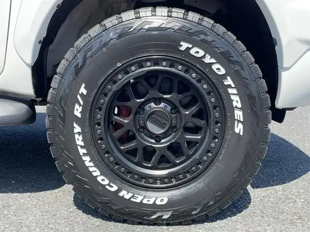 トヨタ ハイラックス Z GRスポーツ 千葉県 2023(令5)年 1万km スーパーホワイトⅡ １．５インチリフトアップ/新品ＴＯＹＯ　Ｒ／Ｔタイヤ/新品ＫＭＣ１７インチアルミ/ＪＡＯＳインナーフェンダー/4WD/純正メモリナビ/ (Bluetooth/USB/Apple car play)/パノラミックビューモニター/ETC2.0/前方ドライブレコーダー/ハーフレザーシート/D席パワーシート/TOYOTA Safety Sense/・レーダークルーズ コントロール/・プリクラッシュセーフティ/・レーントレーシングアシスト/・レーンディパーチャーアラート/・ロードサインアシスト/・先行車発進告知機能/・オートマチックハイビーム/ダウンヒルアシストコントロール/センターデフロック/横滑り防止機能/純正18インチアルミホイール/スマートキー/純正LEDヘッドライト/パドルシフト/スペアキー1本/保証書/取扱説明書