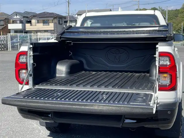 トヨタ ハイラックス Z GRスポーツ 千葉県 2023(令5)年 1万km スーパーホワイトⅡ １．５インチリフトアップ/新品ＴＯＹＯ　Ｒ／Ｔタイヤ/新品ＫＭＣ１７インチアルミ/ＪＡＯＳインナーフェンダー/4WD/純正メモリナビ/ (Bluetooth/USB/Apple car play)/パノラミックビューモニター/ETC2.0/前方ドライブレコーダー/ハーフレザーシート/D席パワーシート/TOYOTA Safety Sense/・レーダークルーズ コントロール/・プリクラッシュセーフティ/・レーントレーシングアシスト/・レーンディパーチャーアラート/・ロードサインアシスト/・先行車発進告知機能/・オートマチックハイビーム/ダウンヒルアシストコントロール/センターデフロック/横滑り防止機能/純正18インチアルミホイール/スマートキー/純正LEDヘッドライト/パドルシフト/スペアキー1本/保証書/取扱説明書