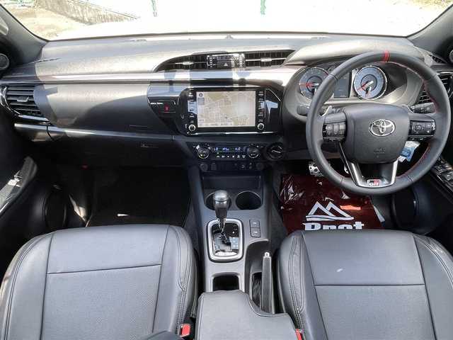 トヨタ ハイラックス Z GRスポーツ 千葉県 2023(令5)年 1万km スーパーホワイトⅡ １．５インチリフトアップ/新品ＴＯＹＯ　Ｒ／Ｔタイヤ/新品ＫＭＣ１７インチアルミ/ＪＡＯＳインナーフェンダー/4WD/純正メモリナビ/ (Bluetooth/USB/Apple car play)/パノラミックビューモニター/ETC2.0/前方ドライブレコーダー/ハーフレザーシート/D席パワーシート/TOYOTA Safety Sense/・レーダークルーズ コントロール/・プリクラッシュセーフティ/・レーントレーシングアシスト/・レーンディパーチャーアラート/・ロードサインアシスト/・先行車発進告知機能/・オートマチックハイビーム/ダウンヒルアシストコントロール/センターデフロック/横滑り防止機能/純正18インチアルミホイール/スマートキー/純正LEDヘッドライト/パドルシフト/スペアキー1本/保証書/取扱説明書