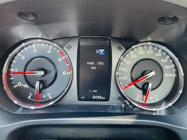 トヨタ ハイラックス Z GRスポーツ 千葉県 2023(令5)年 1万km スーパーホワイトⅡ １．５インチリフトアップ/新品ＴＯＹＯ　Ｒ／Ｔタイヤ/新品ＫＭＣ１７インチアルミ/ＪＡＯＳインナーフェンダー/4WD/純正メモリナビ/ (Bluetooth/USB/Apple car play)/パノラミックビューモニター/ETC2.0/前方ドライブレコーダー/ハーフレザーシート/D席パワーシート/TOYOTA Safety Sense/・レーダークルーズ コントロール/・プリクラッシュセーフティ/・レーントレーシングアシスト/・レーンディパーチャーアラート/・ロードサインアシスト/・先行車発進告知機能/・オートマチックハイビーム/ダウンヒルアシストコントロール/センターデフロック/横滑り防止機能/純正18インチアルミホイール/スマートキー/純正LEDヘッドライト/パドルシフト/スペアキー1本/保証書/取扱説明書