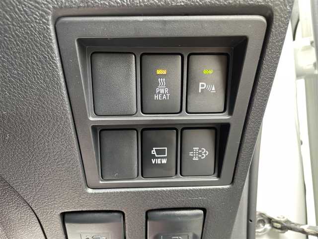 トヨタ ハイラックス Z GRスポーツ 千葉県 2023(令5)年 1万km スーパーホワイトⅡ １．５インチリフトアップ/新品ＴＯＹＯ　Ｒ／Ｔタイヤ/新品ＫＭＣ１７インチアルミ/ＪＡＯＳインナーフェンダー/4WD/純正メモリナビ/ (Bluetooth/USB/Apple car play)/パノラミックビューモニター/ETC2.0/前方ドライブレコーダー/ハーフレザーシート/D席パワーシート/TOYOTA Safety Sense/・レーダークルーズ コントロール/・プリクラッシュセーフティ/・レーントレーシングアシスト/・レーンディパーチャーアラート/・ロードサインアシスト/・先行車発進告知機能/・オートマチックハイビーム/ダウンヒルアシストコントロール/センターデフロック/横滑り防止機能/純正18インチアルミホイール/スマートキー/純正LEDヘッドライト/パドルシフト/スペアキー1本/保証書/取扱説明書