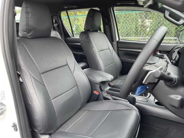 トヨタ ハイラックス Z GRスポーツ 千葉県 2023(令5)年 1万km スーパーホワイトⅡ １．５インチリフトアップ/新品ＴＯＹＯ　Ｒ／Ｔタイヤ/新品ＫＭＣ１７インチアルミ/ＪＡＯＳインナーフェンダー/4WD/純正メモリナビ/ (Bluetooth/USB/Apple car play)/パノラミックビューモニター/ETC2.0/前方ドライブレコーダー/ハーフレザーシート/D席パワーシート/TOYOTA Safety Sense/・レーダークルーズ コントロール/・プリクラッシュセーフティ/・レーントレーシングアシスト/・レーンディパーチャーアラート/・ロードサインアシスト/・先行車発進告知機能/・オートマチックハイビーム/ダウンヒルアシストコントロール/センターデフロック/横滑り防止機能/純正18インチアルミホイール/スマートキー/純正LEDヘッドライト/パドルシフト/スペアキー1本/保証書/取扱説明書