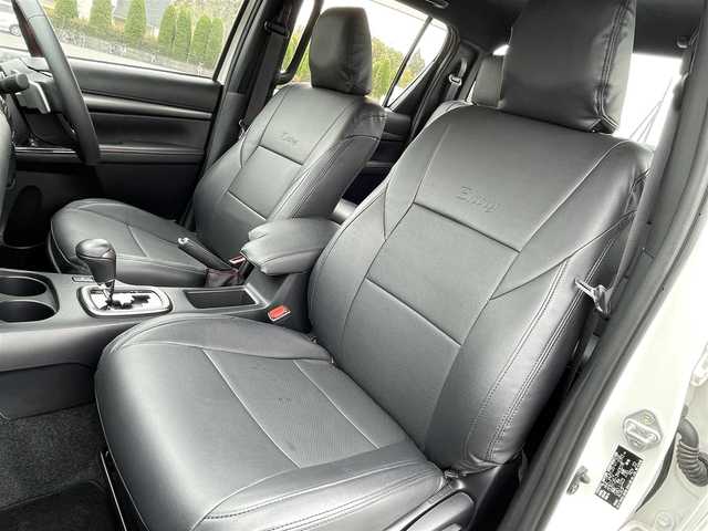 トヨタ ハイラックス Z GRスポーツ 千葉県 2023(令5)年 1万km スーパーホワイトⅡ １．５インチリフトアップ/新品ＴＯＹＯ　Ｒ／Ｔタイヤ/新品ＫＭＣ１７インチアルミ/ＪＡＯＳインナーフェンダー/4WD/純正メモリナビ/ (Bluetooth/USB/Apple car play)/パノラミックビューモニター/ETC2.0/前方ドライブレコーダー/ハーフレザーシート/D席パワーシート/TOYOTA Safety Sense/・レーダークルーズ コントロール/・プリクラッシュセーフティ/・レーントレーシングアシスト/・レーンディパーチャーアラート/・ロードサインアシスト/・先行車発進告知機能/・オートマチックハイビーム/ダウンヒルアシストコントロール/センターデフロック/横滑り防止機能/純正18インチアルミホイール/スマートキー/純正LEDヘッドライト/パドルシフト/スペアキー1本/保証書/取扱説明書