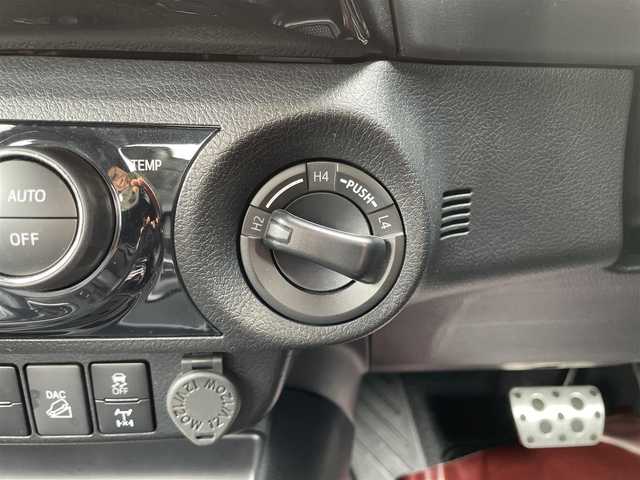 トヨタ ハイラックス Z GRスポーツ 千葉県 2023(令5)年 1万km スーパーホワイトⅡ １．５インチリフトアップ/新品ＴＯＹＯ　Ｒ／Ｔタイヤ/新品ＫＭＣ１７インチアルミ/ＪＡＯＳインナーフェンダー/4WD/純正メモリナビ/ (Bluetooth/USB/Apple car play)/パノラミックビューモニター/ETC2.0/前方ドライブレコーダー/ハーフレザーシート/D席パワーシート/TOYOTA Safety Sense/・レーダークルーズ コントロール/・プリクラッシュセーフティ/・レーントレーシングアシスト/・レーンディパーチャーアラート/・ロードサインアシスト/・先行車発進告知機能/・オートマチックハイビーム/ダウンヒルアシストコントロール/センターデフロック/横滑り防止機能/純正18インチアルミホイール/スマートキー/純正LEDヘッドライト/パドルシフト/スペアキー1本/保証書/取扱説明書