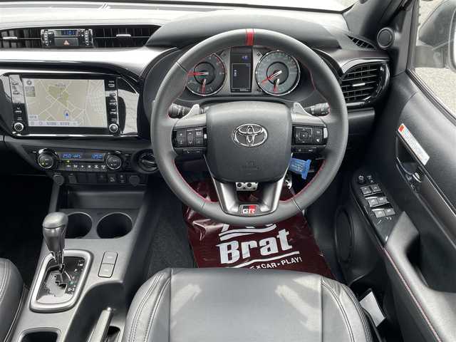 トヨタ ハイラックス Z GRスポーツ 千葉県 2023(令5)年 1万km スーパーホワイトⅡ １．５インチリフトアップ/新品ＴＯＹＯ　Ｒ／Ｔタイヤ/新品ＫＭＣ１７インチアルミ/ＪＡＯＳインナーフェンダー/4WD/純正メモリナビ/ (Bluetooth/USB/Apple car play)/パノラミックビューモニター/ETC2.0/前方ドライブレコーダー/ハーフレザーシート/D席パワーシート/TOYOTA Safety Sense/・レーダークルーズ コントロール/・プリクラッシュセーフティ/・レーントレーシングアシスト/・レーンディパーチャーアラート/・ロードサインアシスト/・先行車発進告知機能/・オートマチックハイビーム/ダウンヒルアシストコントロール/センターデフロック/横滑り防止機能/純正18インチアルミホイール/スマートキー/純正LEDヘッドライト/パドルシフト/スペアキー1本/保証書/取扱説明書