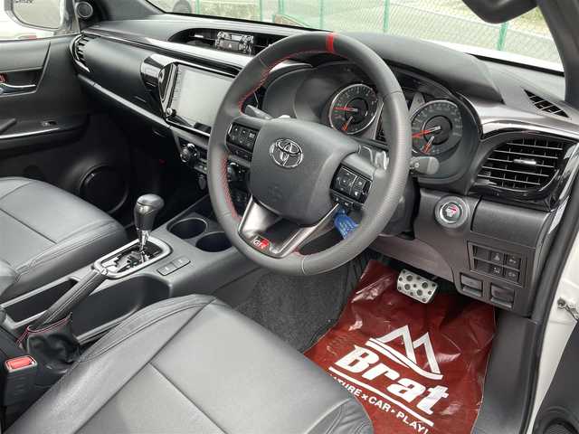 トヨタ ハイラックス Z GRスポーツ 千葉県 2023(令5)年 1万km スーパーホワイトⅡ １．５インチリフトアップ/新品ＴＯＹＯ　Ｒ／Ｔタイヤ/新品ＫＭＣ１７インチアルミ/ＪＡＯＳインナーフェンダー/4WD/純正メモリナビ/ (Bluetooth/USB/Apple car play)/パノラミックビューモニター/ETC2.0/前方ドライブレコーダー/ハーフレザーシート/D席パワーシート/TOYOTA Safety Sense/・レーダークルーズ コントロール/・プリクラッシュセーフティ/・レーントレーシングアシスト/・レーンディパーチャーアラート/・ロードサインアシスト/・先行車発進告知機能/・オートマチックハイビーム/ダウンヒルアシストコントロール/センターデフロック/横滑り防止機能/純正18インチアルミホイール/スマートキー/純正LEDヘッドライト/パドルシフト/スペアキー1本/保証書/取扱説明書