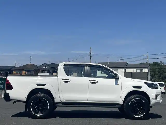 トヨタ ハイラックス Z GRスポーツ 千葉県 2023(令5)年 1万km スーパーホワイトⅡ １．５インチリフトアップ/新品ＴＯＹＯ　Ｒ／Ｔタイヤ/新品ＫＭＣ１７インチアルミ/ＪＡＯＳインナーフェンダー/4WD/純正メモリナビ/ (Bluetooth/USB/Apple car play)/パノラミックビューモニター/ETC2.0/前方ドライブレコーダー/ハーフレザーシート/D席パワーシート/TOYOTA Safety Sense/・レーダークルーズ コントロール/・プリクラッシュセーフティ/・レーントレーシングアシスト/・レーンディパーチャーアラート/・ロードサインアシスト/・先行車発進告知機能/・オートマチックハイビーム/ダウンヒルアシストコントロール/センターデフロック/横滑り防止機能/純正18インチアルミホイール/スマートキー/純正LEDヘッドライト/パドルシフト/スペアキー1本/保証書/取扱説明書