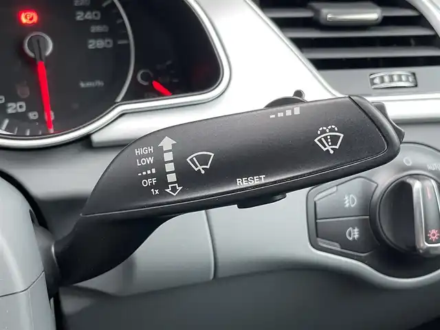 アウディ Ａ５ SB 2．0 TFSI クワトロ 石川県 2016(平28)年 6.7万km グレイシアホワイトメタリック グレー革シート/シートヒーター/電動シート/純正ナビ/フルセグＴＶ/ＨＩＤヘッドライト/オートライト/電動パーキングブレーキ/オートホールド/レインセンサー/アドバンストキー/ＥＴＣ/純正１８ＡＷ/ドライブレコーダー