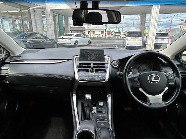 レクサス ＮＸ 200t バージョンL 埼玉県 2015(平27)年 11.4万km ブラック メーカーナビ/【CD/DVD/フルセグ/Bluetooth】/バックカメラ/クルーズコントロール/ビルトインETC/本革シート/パワーシート/エアーシート/パドルシフト/ステアリングヒーター/シートヒーター/パワーバックドア/LEDヘッドライト/取扱説明書/保証書