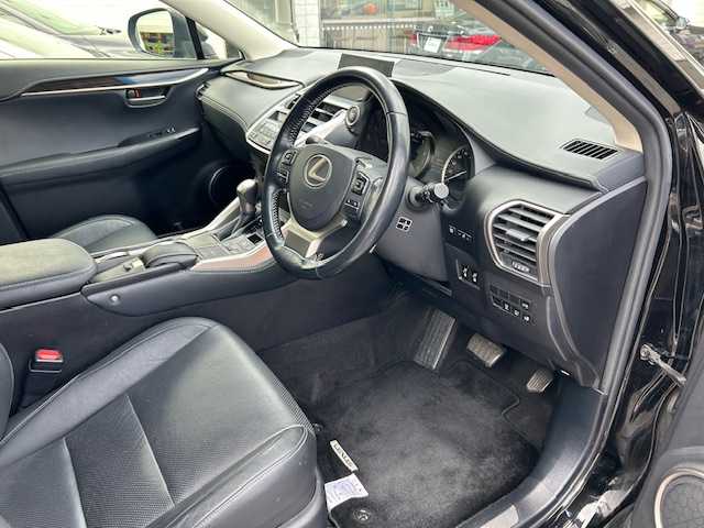 レクサス ＮＸ 200t バージョンL 埼玉県 2015(平27)年 11.4万km ブラック メーカーナビ/【CD/DVD/フルセグ/Bluetooth】/バックカメラ/クルーズコントロール/ビルトインETC/本革シート/パワーシート/エアーシート/パドルシフト/ステアリングヒーター/シートヒーター/パワーバックドア/LEDヘッドライト/取扱説明書/保証書