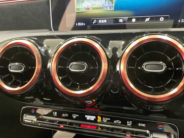 メルセデス・ベンツ Ａ１８０ スタイル AMGライン 新潟県 2018(平30)年 2.8万km コスモスブラック オプション/レーダーセーフティパッケージ/-アクティブディスタンスアシストディストロニック /-アクティブブレーキアシスト/-PRE SAFEプラス/-アクティブブラインドスポットアシスト/-アクティブレーンキーピングアシスト/-アクティブステアリングアシスト/ナビゲーションパッケージ/-HDDナビゲーション/-フルセグTV/-トラフィックサインアシスト/AMGライン/-AMGスタイリングパッケージ/-ロゴ付きキャリパー/-ステンレンスペダル/-本革スポーツステアリング/-レザーDINAMICAシート/-DINAMICAトリム/-18インチAMGアルミホイール/-マルチビームLEDヘッドライト/-アダプティブハイビームアシストプラス/主要装備/ETC/ドライブレコーダー/パドルシフト/シートヒーター/メモリ付きパワーシート/置くだけ充電/パークトロニック/スマートキー/スペアキー