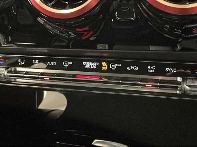 メルセデス・ベンツ Ａ１８０ スタイル AMGライン 新潟県 2018(平30)年 2.8万km コスモスブラック オプション/レーダーセーフティパッケージ/-アクティブディスタンスアシストディストロニック /-アクティブブレーキアシスト/-PRE SAFEプラス/-アクティブブラインドスポットアシスト/-アクティブレーンキーピングアシスト/-アクティブステアリングアシスト/ナビゲーションパッケージ/-HDDナビゲーション/-フルセグTV/-トラフィックサインアシスト/AMGライン/-AMGスタイリングパッケージ/-ロゴ付きキャリパー/-ステンレンスペダル/-本革スポーツステアリング/-レザーDINAMICAシート/-DINAMICAトリム/-18インチAMGアルミホイール/-マルチビームLEDヘッドライト/-アダプティブハイビームアシストプラス/主要装備/ETC/ドライブレコーダー/パドルシフト/シートヒーター/メモリ付きパワーシート/置くだけ充電/パークトロニック/スマートキー/スペアキー