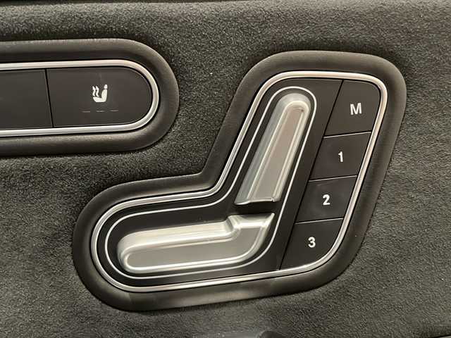 メルセデス・ベンツ Ａ１８０ スタイル AMGライン 新潟県 2018(平30)年 2.8万km コスモスブラック オプション/レーダーセーフティパッケージ/-アクティブディスタンスアシストディストロニック /-アクティブブレーキアシスト/-PRE SAFEプラス/-アクティブブラインドスポットアシスト/-アクティブレーンキーピングアシスト/-アクティブステアリングアシスト/ナビゲーションパッケージ/-HDDナビゲーション/-フルセグTV/-トラフィックサインアシスト/AMGライン/-AMGスタイリングパッケージ/-ロゴ付きキャリパー/-ステンレンスペダル/-本革スポーツステアリング/-レザーDINAMICAシート/-DINAMICAトリム/-18インチAMGアルミホイール/-マルチビームLEDヘッドライト/-アダプティブハイビームアシストプラス/主要装備/ETC/ドライブレコーダー/パドルシフト/シートヒーター/メモリ付きパワーシート/置くだけ充電/パークトロニック/スマートキー/スペアキー