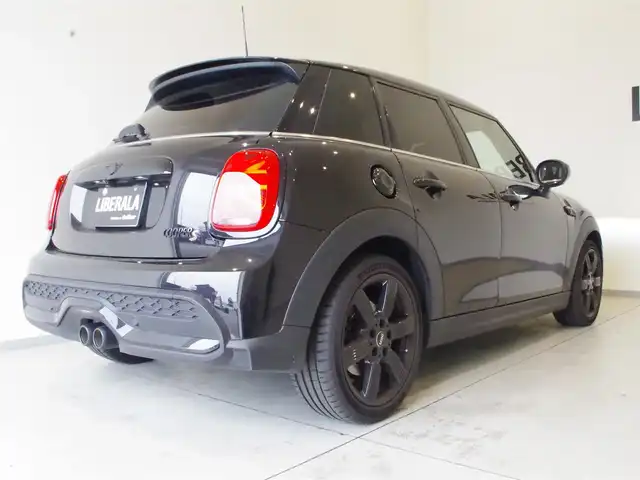 ＭＩＮＩ ＢＭＷ ミニ クーパー S クラシックトリム 岐阜県 2021(令3)年 3.5万km ミッドナイト・ブラック・メタリック クラシックトリム/アンビエントライト/純正HDDナビ/【Bluetooth/USB】/衝突回避・被害軽減ブレーキ/アダプティブ・クルーズ・コントロール/レーン・ディパーチャー・ウォーニング/パーキング・アシスト・パッケージ/パーク・ディスタンス・コントロール/レイン・センサー/クロス/レザレット/純正17インチアロイ・ホイール/ターボ/LEDヘッドライト/ダイナミック・スタビリティ・コントロール /イモビライザー/ビルトインETC/純正ドライブレコーダー/ダブル＋サイドエアバック/プッシュスタート/コンフォート・アクセス・システム/スペアキー/保証書