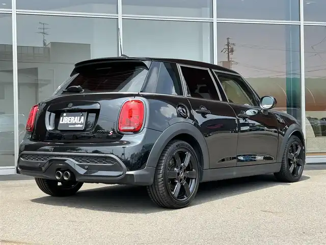 ＭＩＮＩ ＢＭＷ ミニ クーパー S クラシックトリム 岐阜県 2021(令3)年 3.5万km ミッドナイト・ブラック・メタリック クラシックトリム/アンビエントライト/純正HDDナビ/【Bluetooth/USB】/衝突回避・被害軽減ブレーキ/アダプティブ・クルーズ・コントロール/レーン・ディパーチャー・ウォーニング/パーキング・アシスト・パッケージ/パーク・ディスタンス・コントロール/レイン・センサー/クロス/レザレット/純正17インチアロイ・ホイール/ターボ/LEDヘッドライト/ダイナミック・スタビリティ・コントロール /イモビライザー/ビルトインETC/純正ドライブレコーダー/ダブル＋サイドエアバック/プッシュスタート/コンフォート・アクセス・システム/スペアキー/保証書