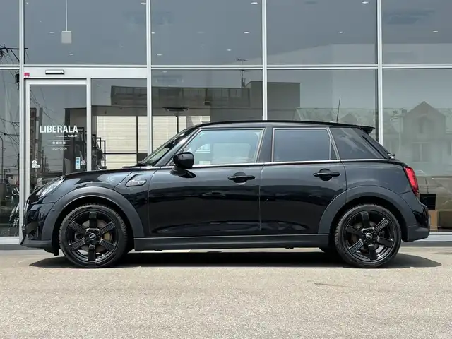 ＭＩＮＩ ＢＭＷ ミニ クーパー S クラシックトリム 岐阜県 2021(令3)年 3.5万km ミッドナイト・ブラック・メタリック クラシックトリム/アンビエントライト/純正HDDナビ/【Bluetooth/USB】/衝突回避・被害軽減ブレーキ/アダプティブ・クルーズ・コントロール/レーン・ディパーチャー・ウォーニング/パーキング・アシスト・パッケージ/パーク・ディスタンス・コントロール/レイン・センサー/クロス/レザレット/純正17インチアロイ・ホイール/ターボ/LEDヘッドライト/ダイナミック・スタビリティ・コントロール /イモビライザー/ビルトインETC/純正ドライブレコーダー/ダブル＋サイドエアバック/プッシュスタート/コンフォート・アクセス・システム/スペアキー/保証書