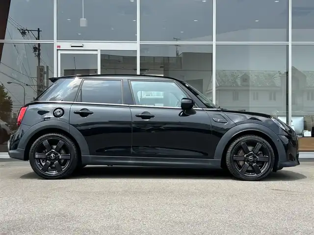 ＭＩＮＩ ＢＭＷ ミニ クーパー S クラシックトリム 岐阜県 2021(令3)年 3.5万km ミッドナイト・ブラック・メタリック クラシックトリム/アンビエントライト/純正HDDナビ/【Bluetooth/USB】/衝突回避・被害軽減ブレーキ/アダプティブ・クルーズ・コントロール/レーン・ディパーチャー・ウォーニング/パーキング・アシスト・パッケージ/パーク・ディスタンス・コントロール/レイン・センサー/クロス/レザレット/純正17インチアロイ・ホイール/ターボ/LEDヘッドライト/ダイナミック・スタビリティ・コントロール /イモビライザー/ビルトインETC/純正ドライブレコーダー/ダブル＋サイドエアバック/プッシュスタート/コンフォート・アクセス・システム/スペアキー/保証書