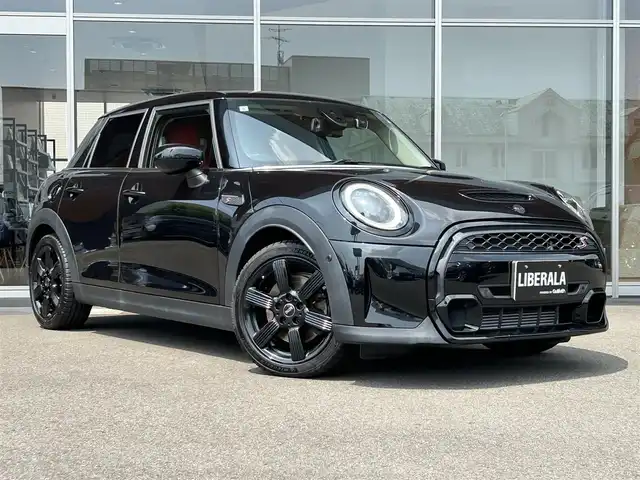 ＭＩＮＩ ＢＭＷ ミニ クーパー S クラシックトリム 岐阜県 2021(令3)年 3.5万km ミッドナイト・ブラック・メタリック クラシックトリム/アンビエントライト/純正HDDナビ/【Bluetooth/USB】/衝突回避・被害軽減ブレーキ/アダプティブ・クルーズ・コントロール/レーン・ディパーチャー・ウォーニング/パーキング・アシスト・パッケージ/パーク・ディスタンス・コントロール/レイン・センサー/クロス/レザレット/純正17インチアロイ・ホイール/ターボ/LEDヘッドライト/ダイナミック・スタビリティ・コントロール /イモビライザー/ビルトインETC/純正ドライブレコーダー/ダブル＋サイドエアバック/プッシュスタート/コンフォート・アクセス・システム/スペアキー/保証書