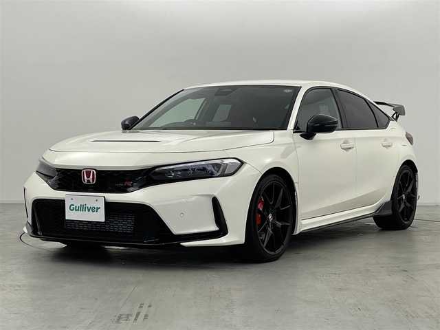 ホンダ シビック タイプR 群馬県 2025(令7)年 0.1万km未満 チャンピオンシップホワイト ・登録済未使用車(登録時走行距離：40km)/Honda CONNECTディスプレー+ETC2.0/・9インチワイドディスプレー/・AM/FM/USB/Bluetooth/フルセグTV/・AppleCarPlay/AndroidAuto/・ETC2.0車載器(ナビ連動)/・Honda LogR/HondaSENSING/・衝突軽減ブレーキ/近距離衝突軽減ブレーキ/・車線維持支援システム/路外逸脱抑制機能/・歩行者事故低減ステアリング/・アダプティブクルーズコントロール/・オートハイビーム/・ブラインドスポットインフォメーション/・先行車発進お知らせ機能/標識認識機能/・パーキングセンサーシステム/後退出庫サポート/TYPE R専装備/・専用10.2インチデジタルグラフィックメーター/・専用LEDレブインジケーター/・専用ステアリングホイール/・専用ステアリングエンブレム/・専用フロントグリル/・専用エアロダイナミクスカラードバンパー(前後)/・グロスブラックフロントスポイラー/・専用大型リアスポイラー(グロスブラック)/・専用サスペンション(フロント：デュアルアクシスストラット/リア：マルチリンク)/・Brembo社製ブレーキキャリパー/・19インチリバースリムアルミホイール/フルLEDヘッドランプ