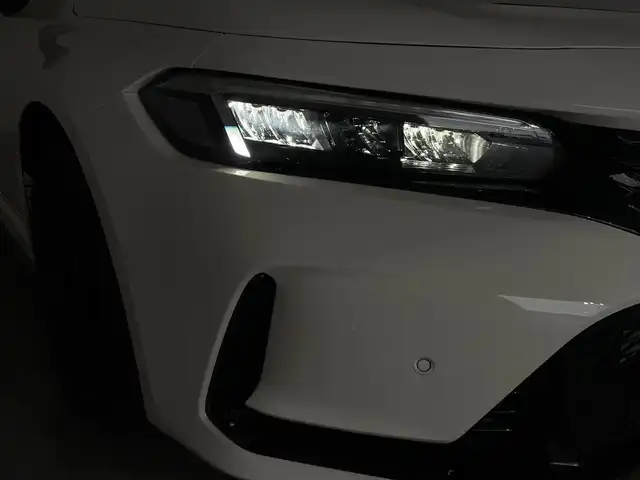 ホンダ シビック タイプR 群馬県 2025(令7)年 0.1万km未満 チャンピオンシップホワイト ・登録済未使用車(登録時走行距離：40km)/Honda CONNECTディスプレー+ETC2.0/・9インチワイドディスプレー/・AM/FM/USB/Bluetooth/フルセグTV/・AppleCarPlay/AndroidAuto/・ETC2.0車載器(ナビ連動)/・Honda LogR/HondaSENSING/・衝突軽減ブレーキ/近距離衝突軽減ブレーキ/・車線維持支援システム/路外逸脱抑制機能/・歩行者事故低減ステアリング/・アダプティブクルーズコントロール/・オートハイビーム/・ブラインドスポットインフォメーション/・先行車発進お知らせ機能/標識認識機能/・パーキングセンサーシステム/後退出庫サポート/TYPE R専装備/・専用10.2インチデジタルグラフィックメーター/・専用LEDレブインジケーター/・専用ステアリングホイール/・専用ステアリングエンブレム/・専用フロントグリル/・専用エアロダイナミクスカラードバンパー(前後)/・グロスブラックフロントスポイラー/・専用大型リアスポイラー(グロスブラック)/・専用サスペンション(フロント：デュアルアクシスストラット/リア：マルチリンク)/・Brembo社製ブレーキキャリパー/・19インチリバースリムアルミホイール/フルLEDヘッドランプ