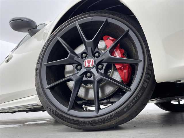 ホンダ シビック タイプR 群馬県 2025(令7)年 0.1万km未満 チャンピオンシップホワイト ・登録済未使用車(登録時走行距離：40km)/Honda CONNECTディスプレー+ETC2.0/・9インチワイドディスプレー/・AM/FM/USB/Bluetooth/フルセグTV/・AppleCarPlay/AndroidAuto/・ETC2.0車載器(ナビ連動)/・Honda LogR/HondaSENSING/・衝突軽減ブレーキ/近距離衝突軽減ブレーキ/・車線維持支援システム/路外逸脱抑制機能/・歩行者事故低減ステアリング/・アダプティブクルーズコントロール/・オートハイビーム/・ブラインドスポットインフォメーション/・先行車発進お知らせ機能/標識認識機能/・パーキングセンサーシステム/後退出庫サポート/TYPE R専装備/・専用10.2インチデジタルグラフィックメーター/・専用LEDレブインジケーター/・専用ステアリングホイール/・専用ステアリングエンブレム/・専用フロントグリル/・専用エアロダイナミクスカラードバンパー(前後)/・グロスブラックフロントスポイラー/・専用大型リアスポイラー(グロスブラック)/・専用サスペンション(フロント：デュアルアクシスストラット/リア：マルチリンク)/・Brembo社製ブレーキキャリパー/・19インチリバースリムアルミホイール/フルLEDヘッドランプ